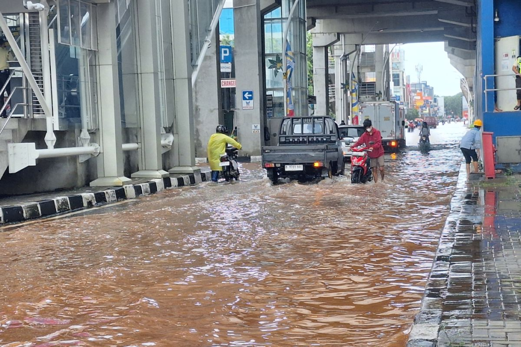 Prabowo Bentuk Tim Kajian Atasi Banjir Jakarta 2026
