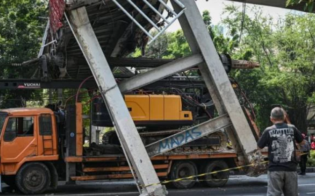 Truk Bermuatan Ekskavator