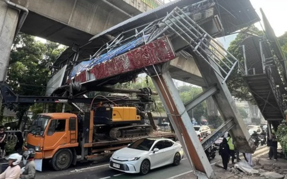 Truk Bermuatan Ekskavator Truk Bermuatan Ekskavator