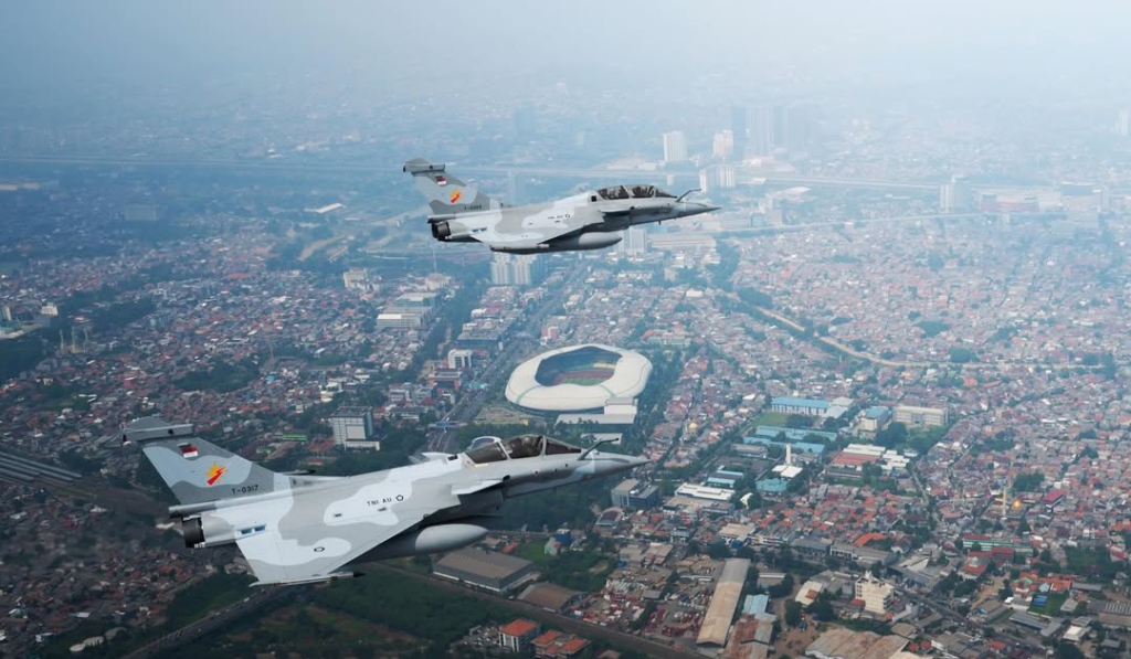 TNI AU Debutkan 4 Jet Rafale, Bentuk Formasi Angka 81 di Langit Istana