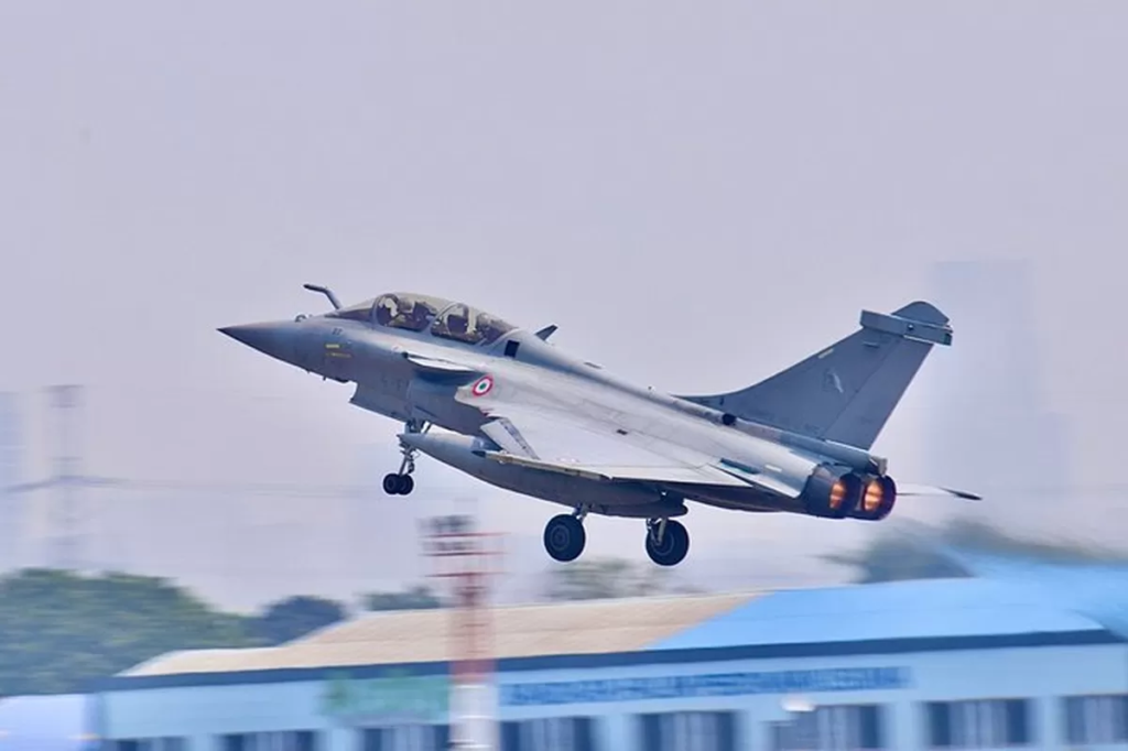 TNI AU Debutkan 4 Jet Rafale, Bentuk Formasi Angka 81 di Langit Istana