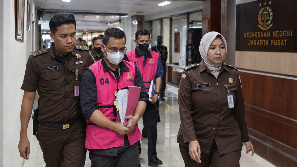 Penyidik Kejagung melimpahkan berkas perkara dan tersangka korupsi tata kelola MBG ke Kejaksaan Negeri Jakarta Pusat.