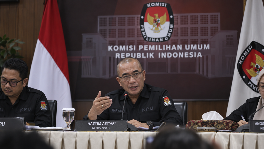 Mantan Ketua KPU Hasyim Asy'ari memberikan bantahan terkait dugaan penyelundupan pasal dalam konferensi pers resmi.